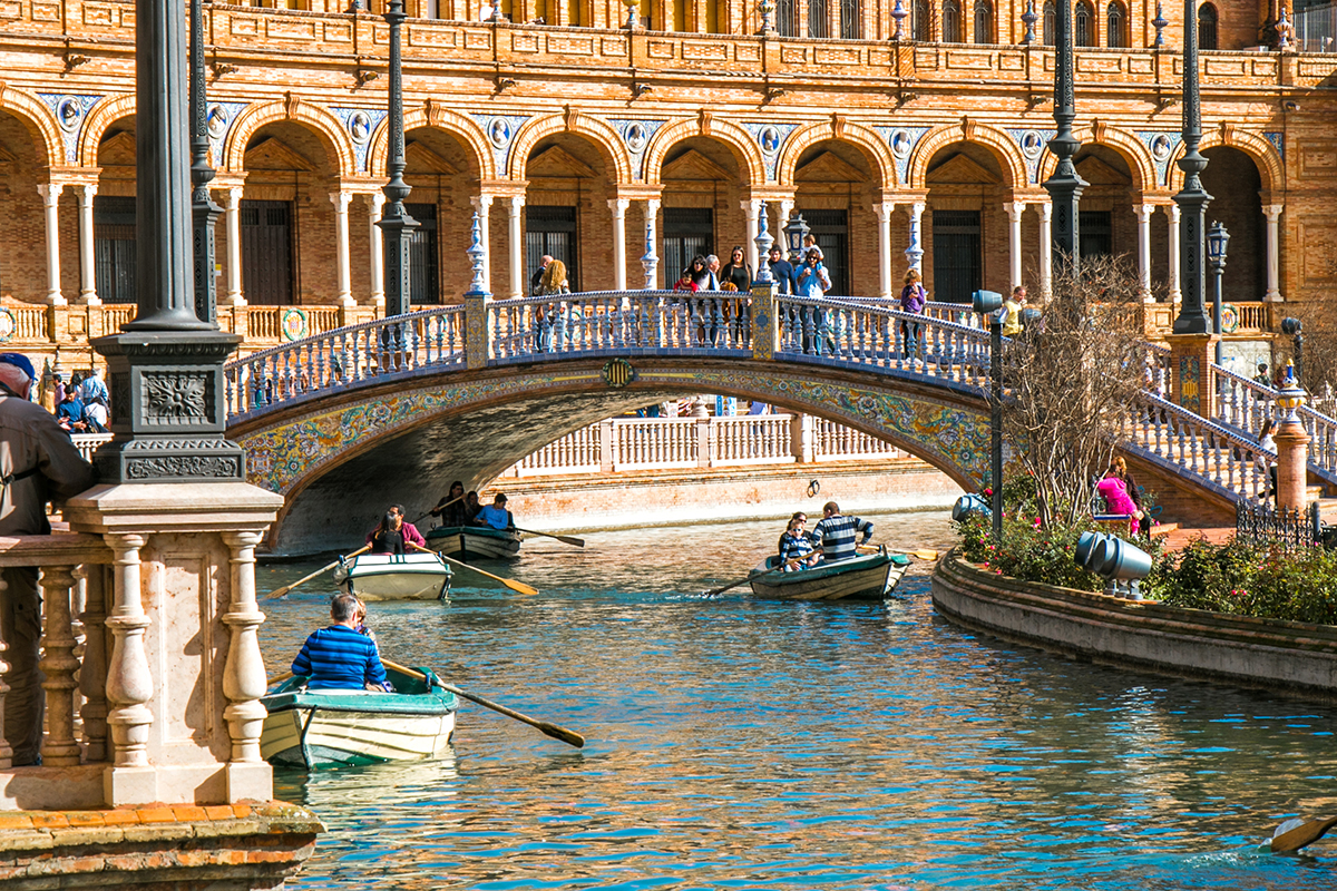 Incentives and team building in Seville